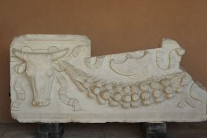 Fregio decorato a ghirlanda e bukephalia
